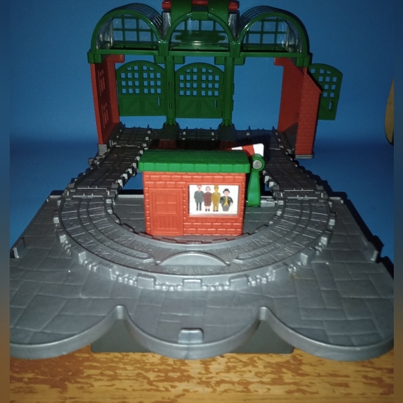 Thomas and Friends Knapford Station Take & Play Fold Out Track Play Set - Picture 7 of 12